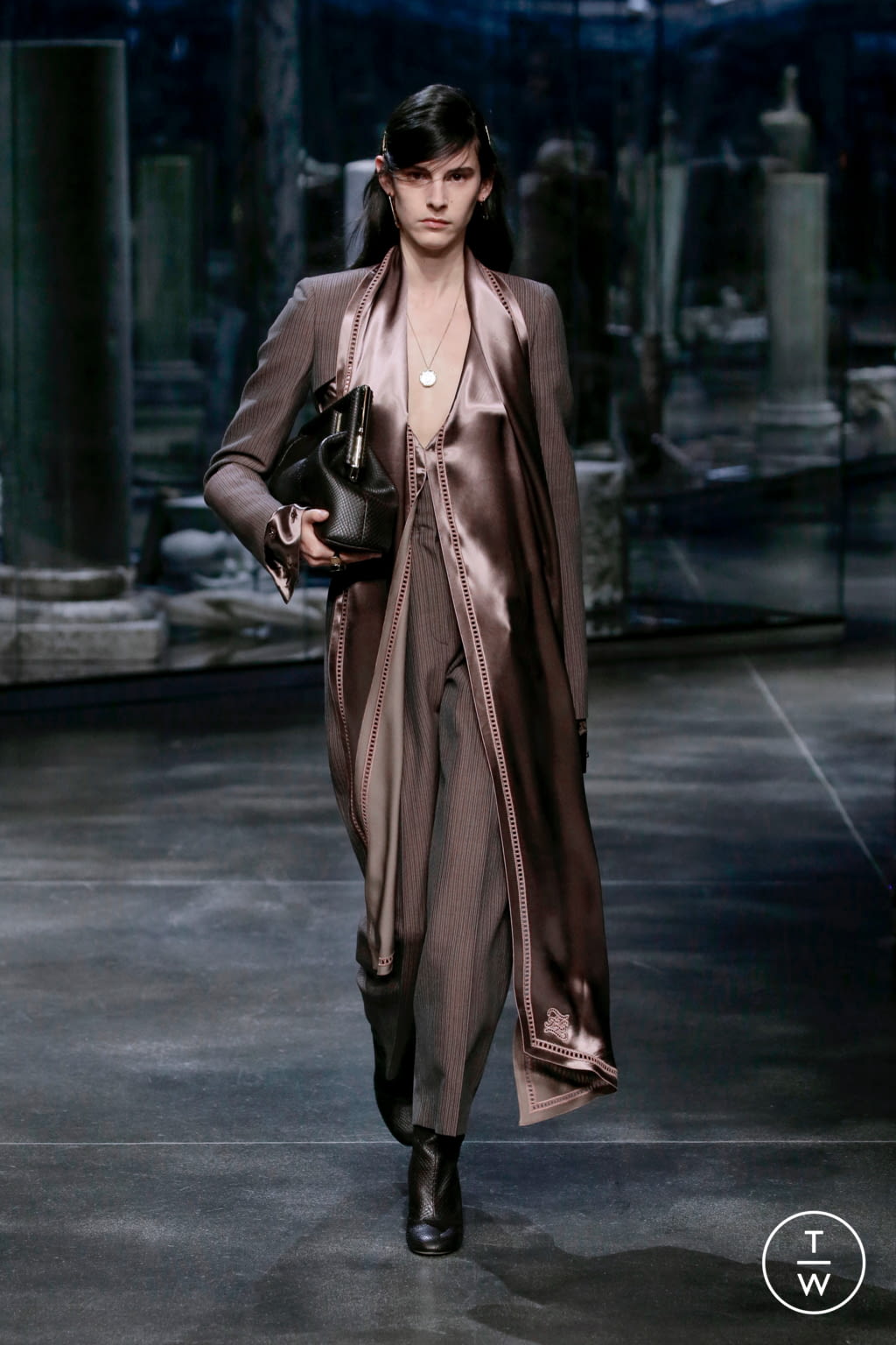 Fashion Week Milan Fall/Winter 2021 look 28 de la collection Fendi womenswear