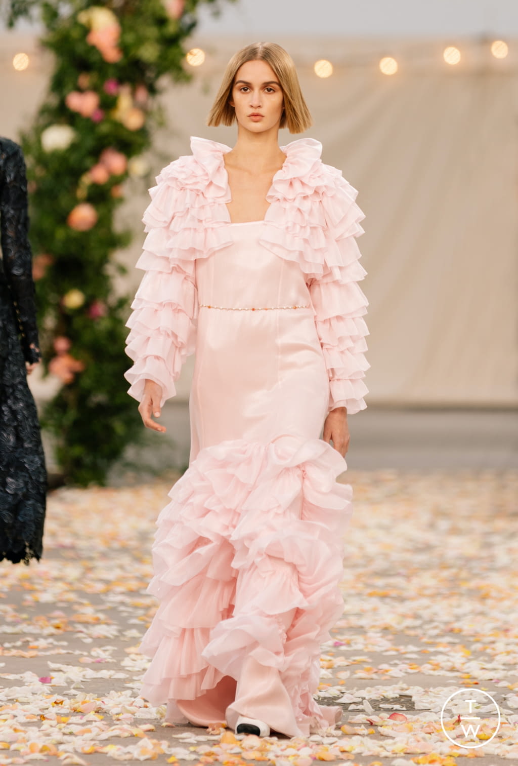 Fashion Week Paris Spring/Summer 2021 look 28 from the Chanel collection 高级定制