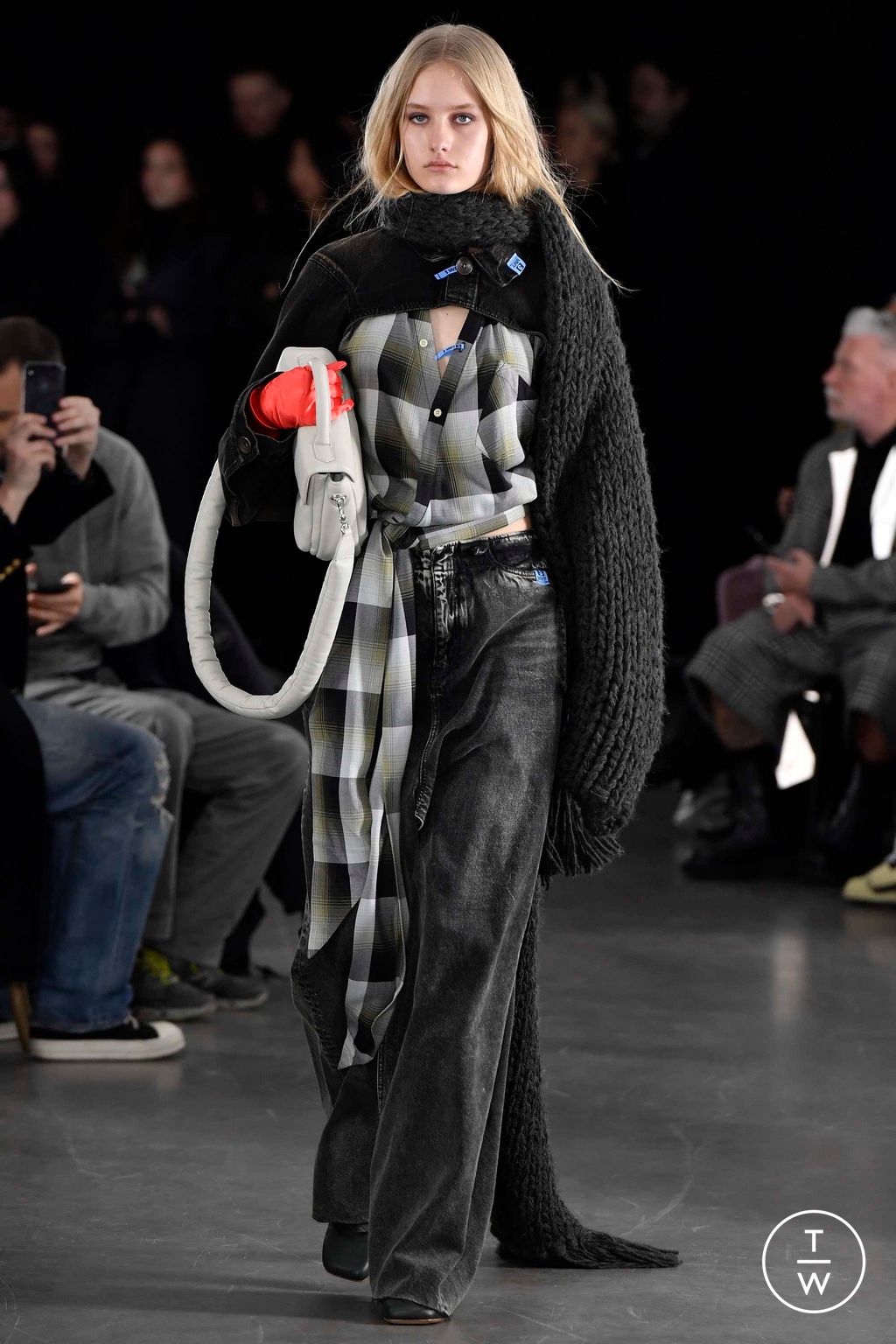 Fashion Week Paris Fall/Winter 2023 look 24 de la collection Maison Mihara Yasuhiro menswear