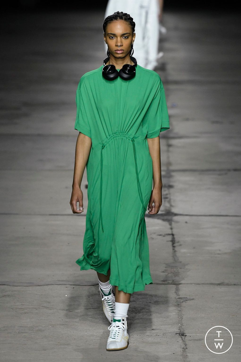 Fashion Week Milan Spring/Summer 2023 look 7 from the Onitsuka Tiger collection 女装