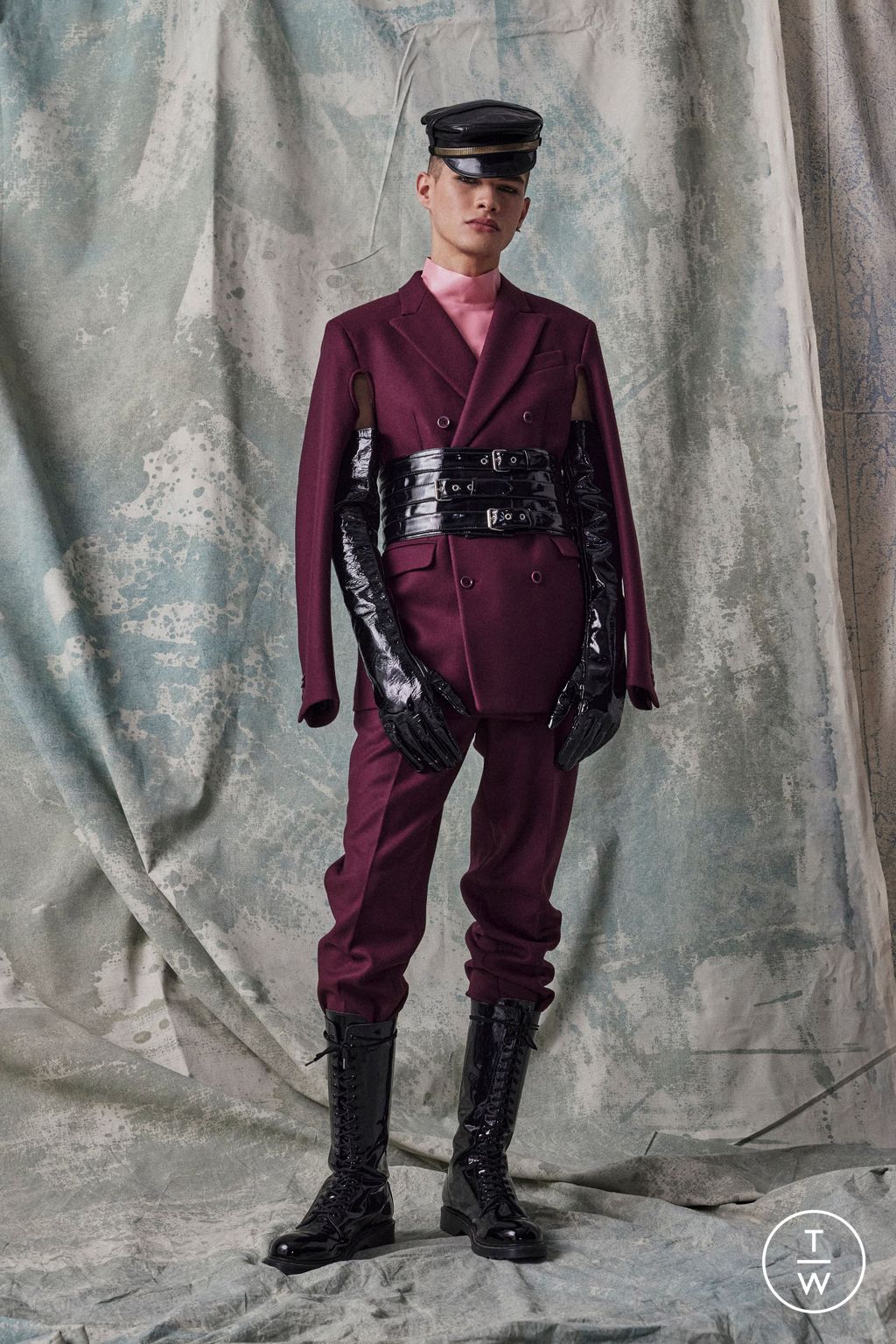 Fashion Week Milan Pre-Fall 2023 look 28 from the Moschino collection 男装