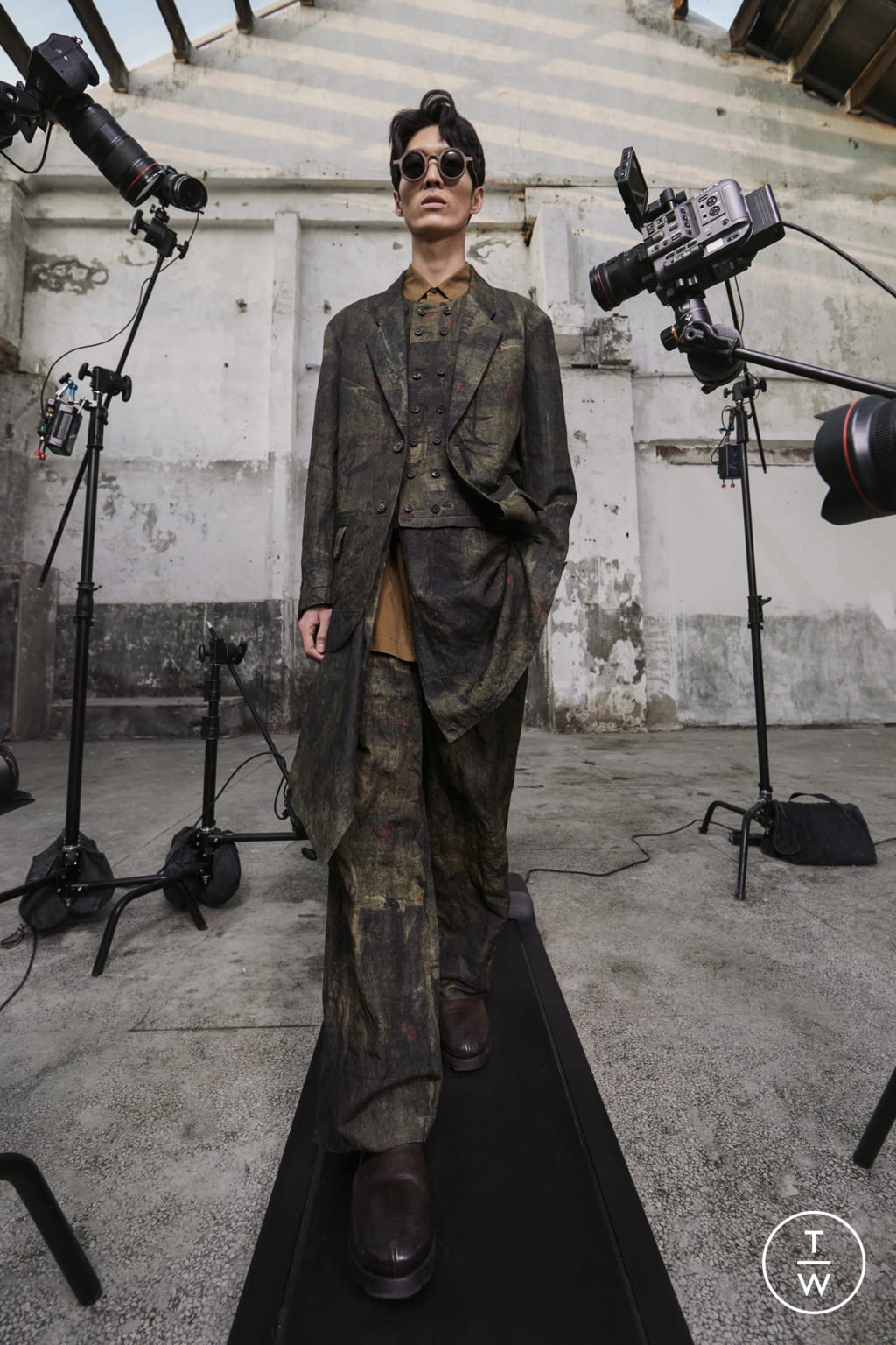 Fashion Week Paris Fall/Winter 2021 look 29 from the Ziggy Chen collection 男装
