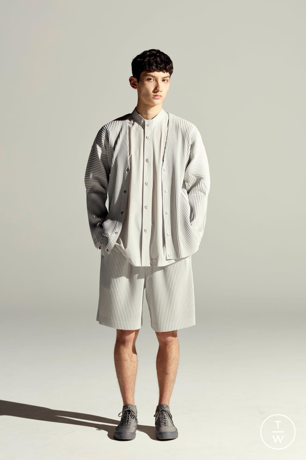 Fashion Week Paris Spring/Summer 2022 look 29 from the HOMME PLISSÉ ISSEY MIYAKE collection menswear