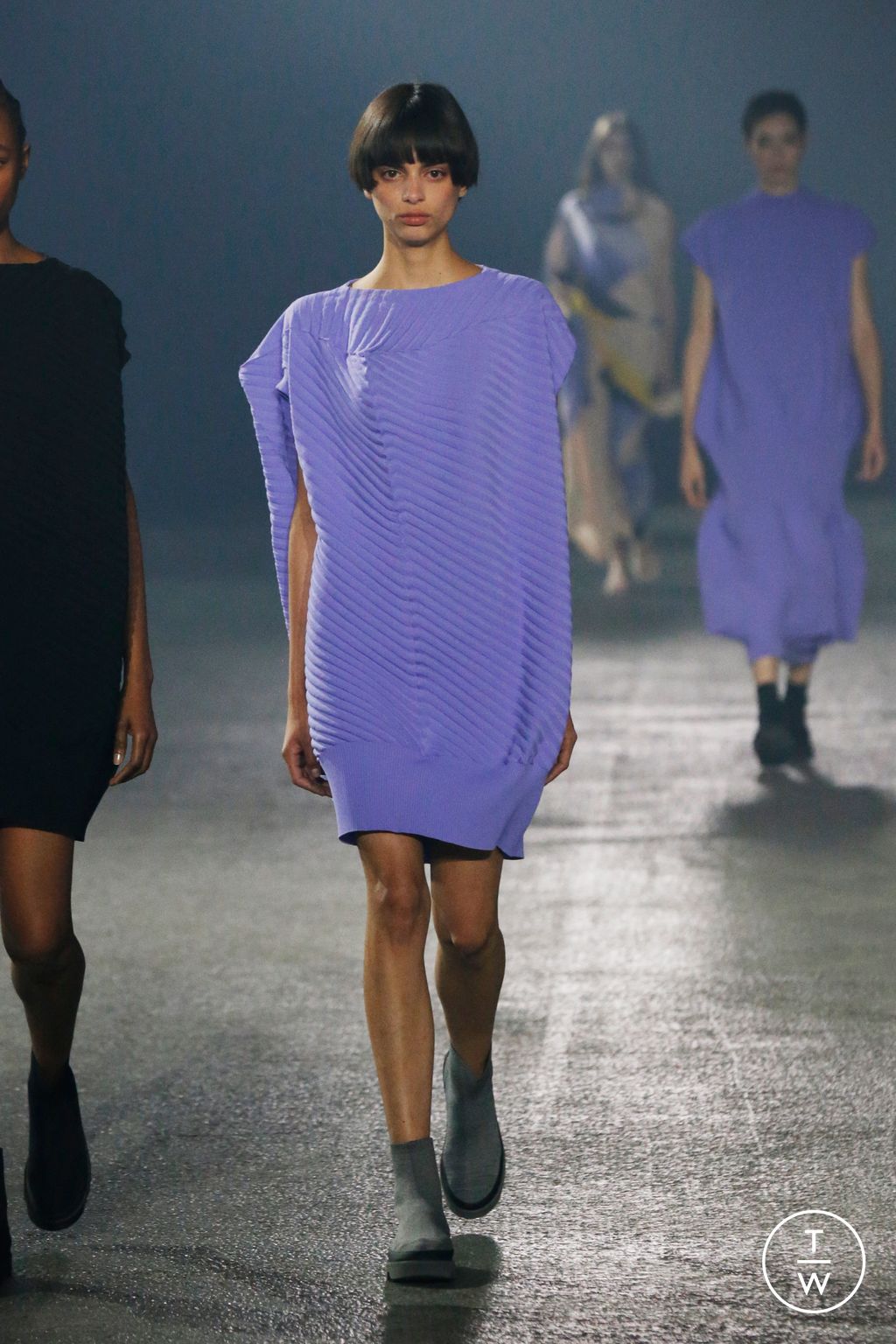 Fashion Week Paris Spring/Summer 2023 look 29 from the Issey Miyake collection womenswear