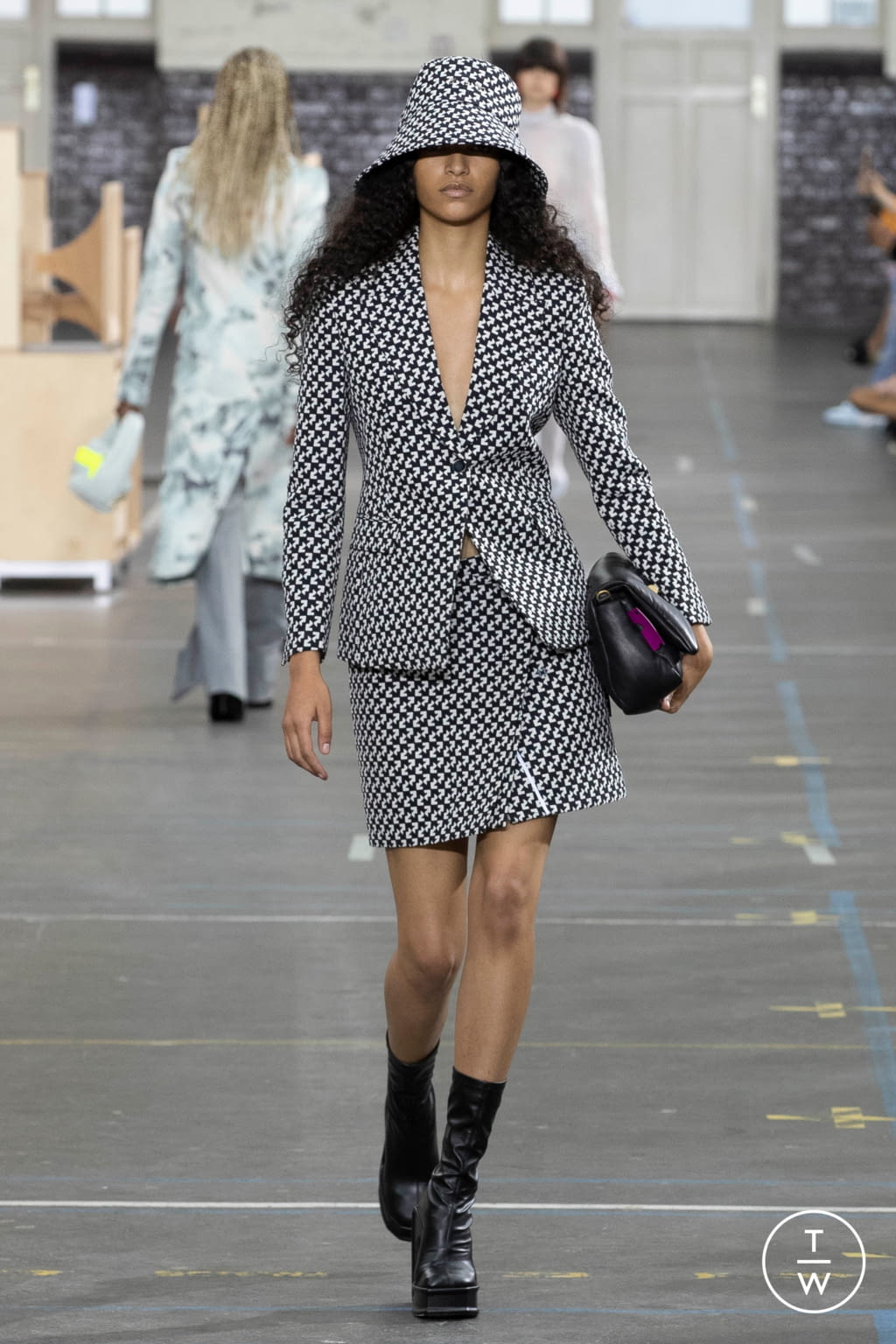 Fashion Week Paris Fall/Winter 2021 look 29 from the Off-White collection womenswear