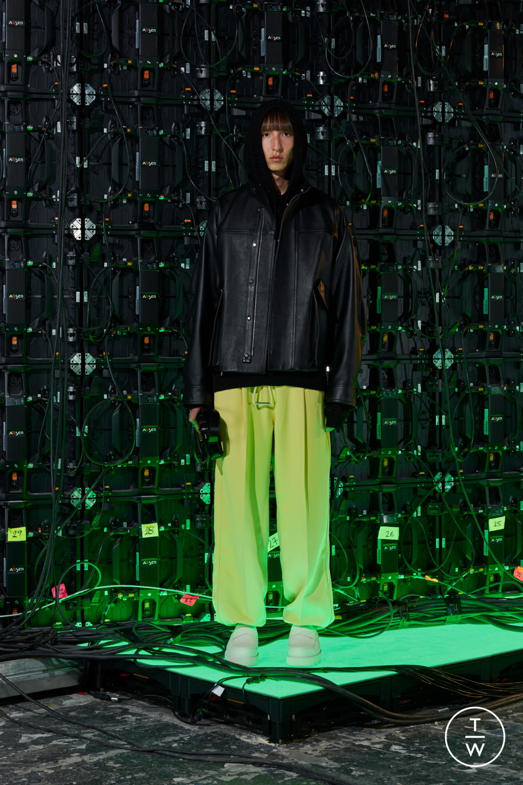 Fashion Week Paris Spring/Summer 2022 look 29 from the Wooyoungmi collection 男装