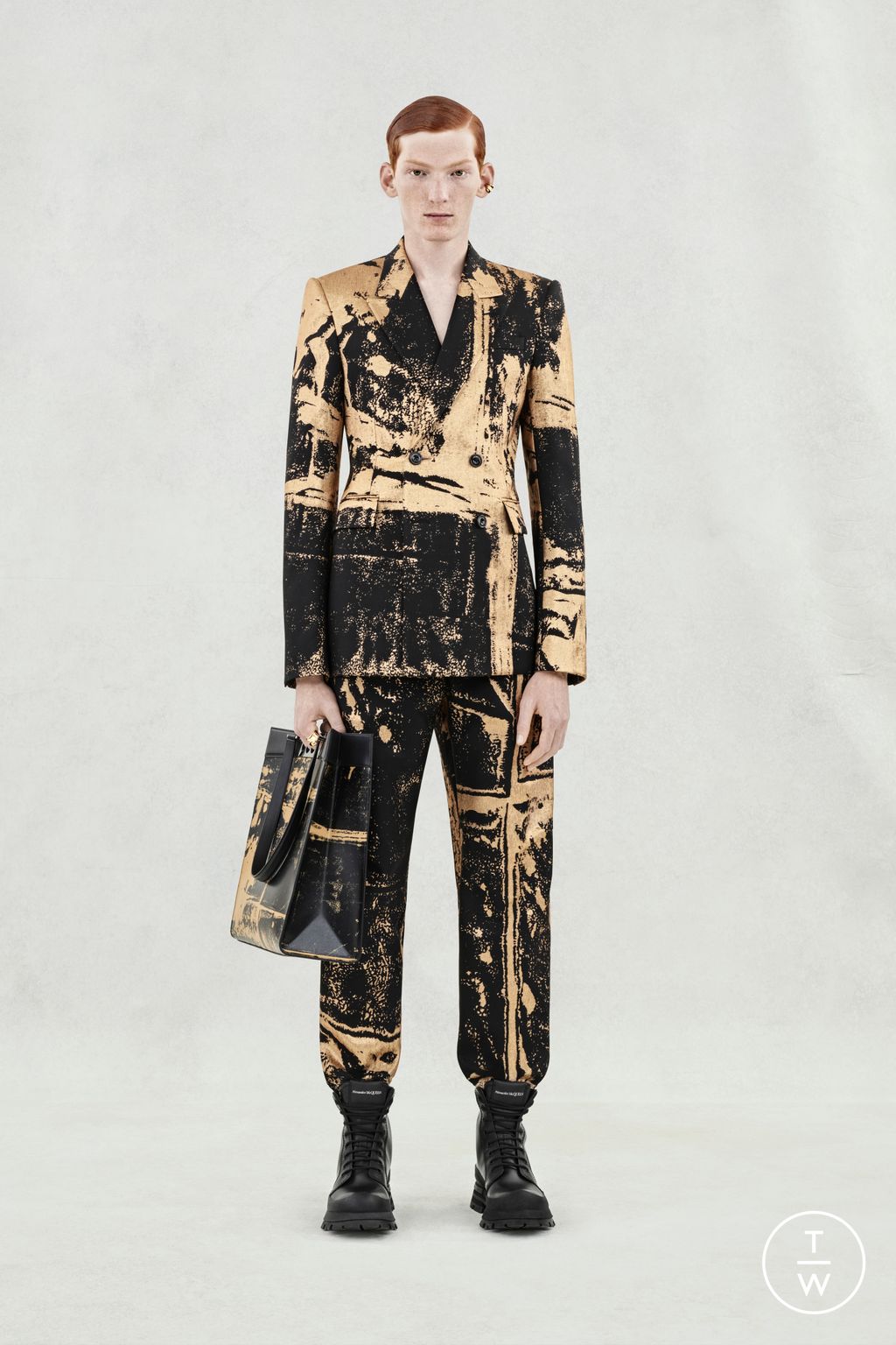 Fashion Week London Spring/Summer 2024 look 37 from the Alexander McQueen collection menswear