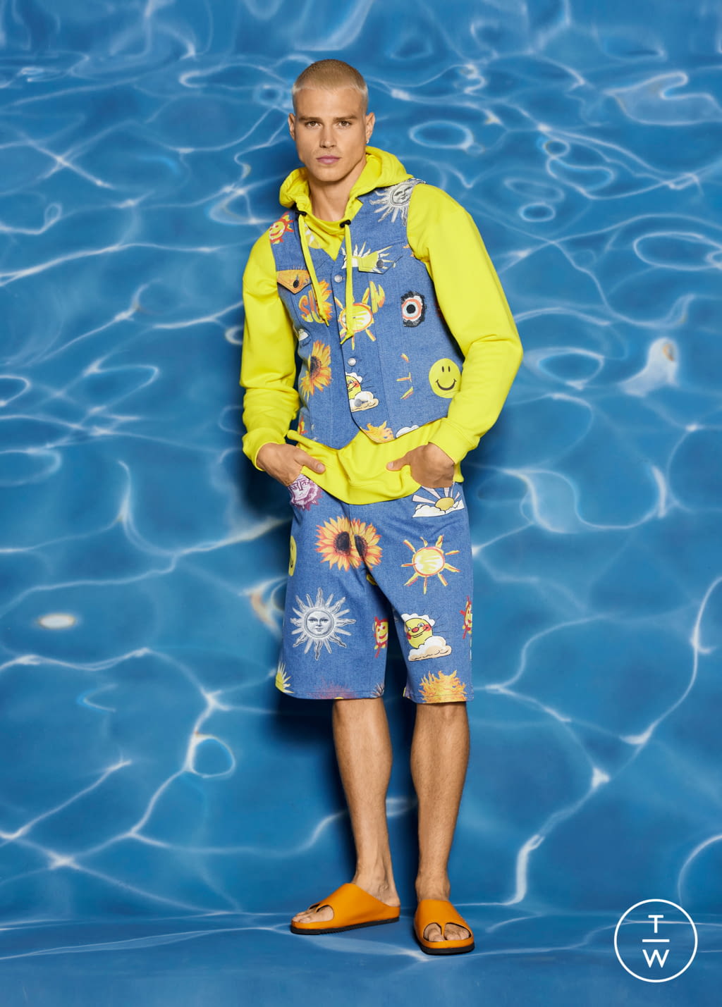 Fashion Week Milan Resort 2022 look 29 from the Moschino collection menswear