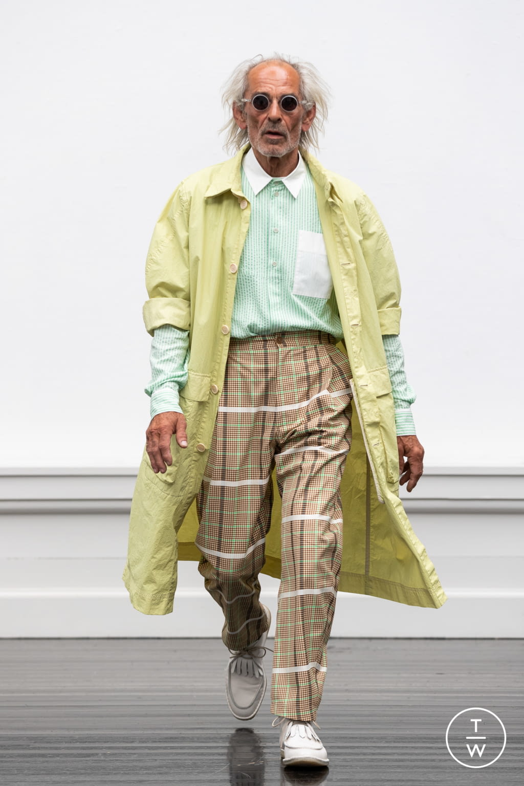 Fashion Week Paris Spring/Summer 2022 look 29 from the Henrik Vibskov collection menswear
