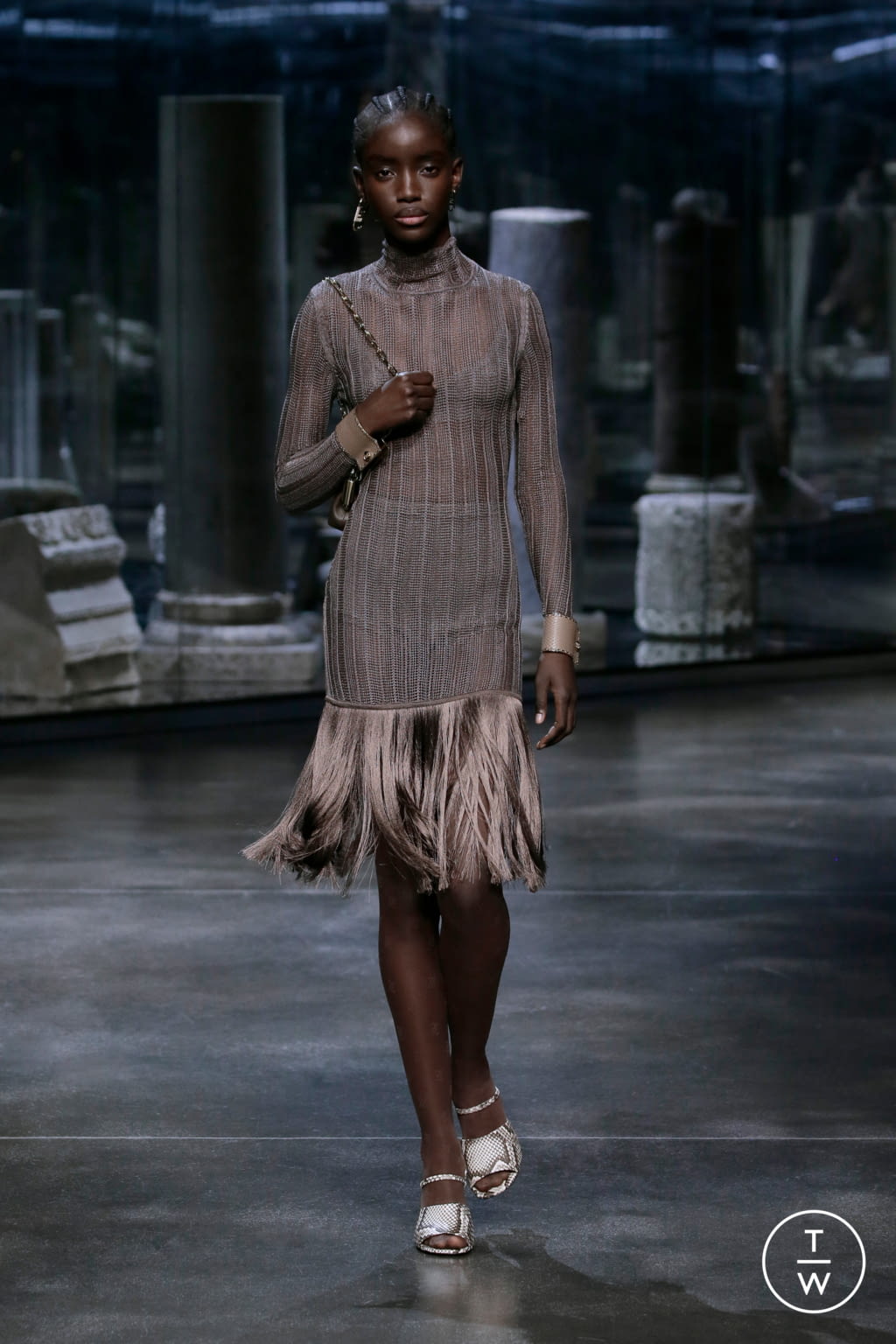 Fashion Week Milan Fall/Winter 2021 look 29 from the Fendi collection 女装
