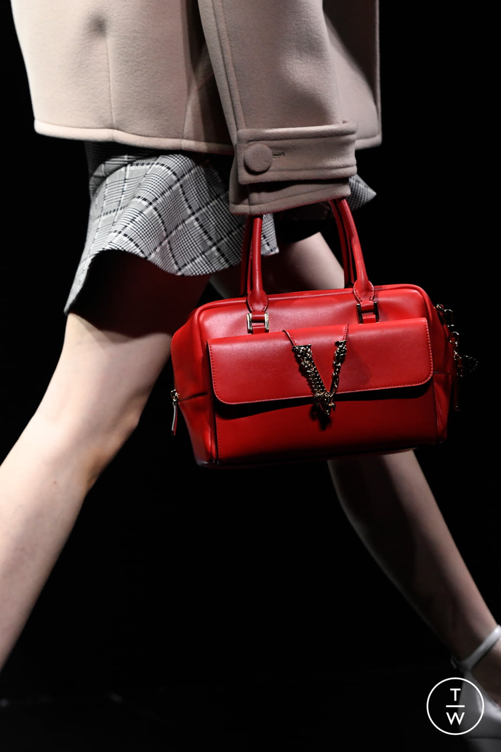 Fashion Week Milan Fall/Winter 2020 look 24 de la collection Versace womenswear accessories