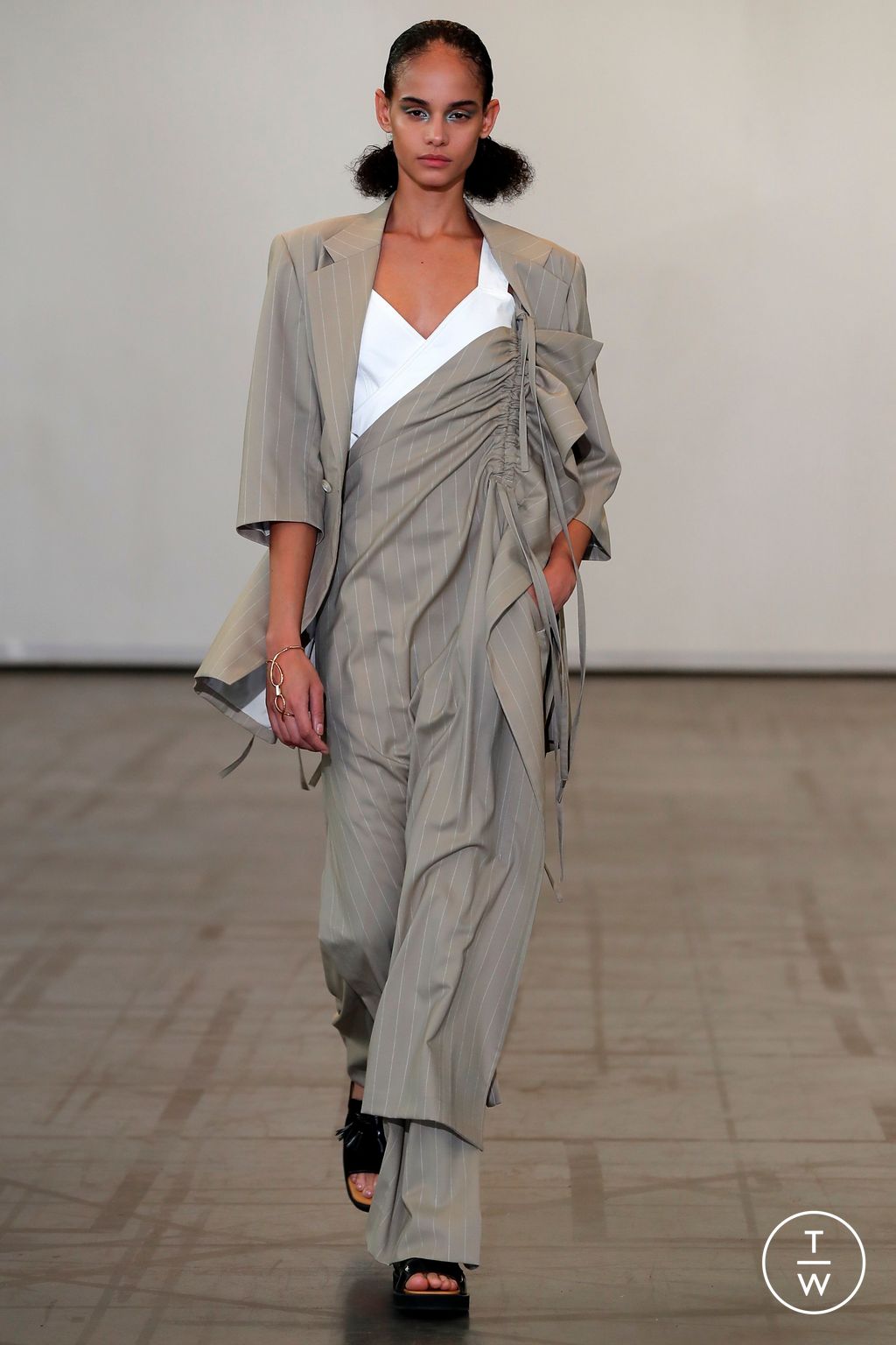 Fashion Week Paris Spring/Summer 2023 look 24 from the Ujoh collection 女装
