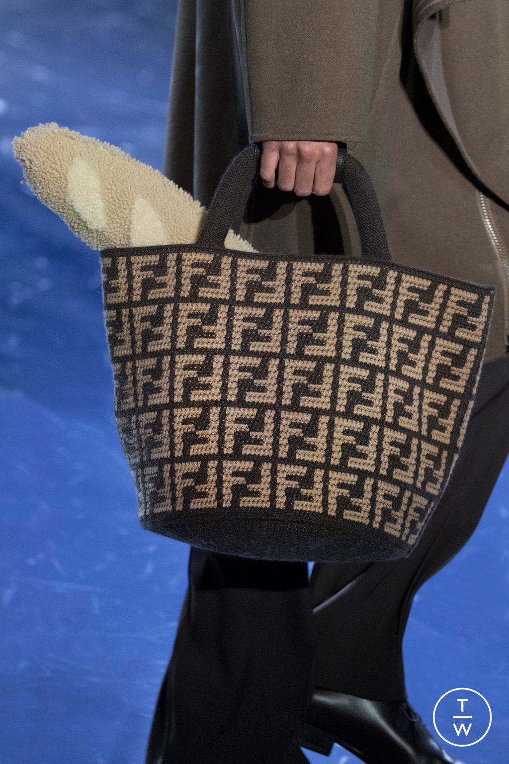 Fashion Week Milan Fall/Winter 2023 look 1 from the Fendi collection menswear accessories