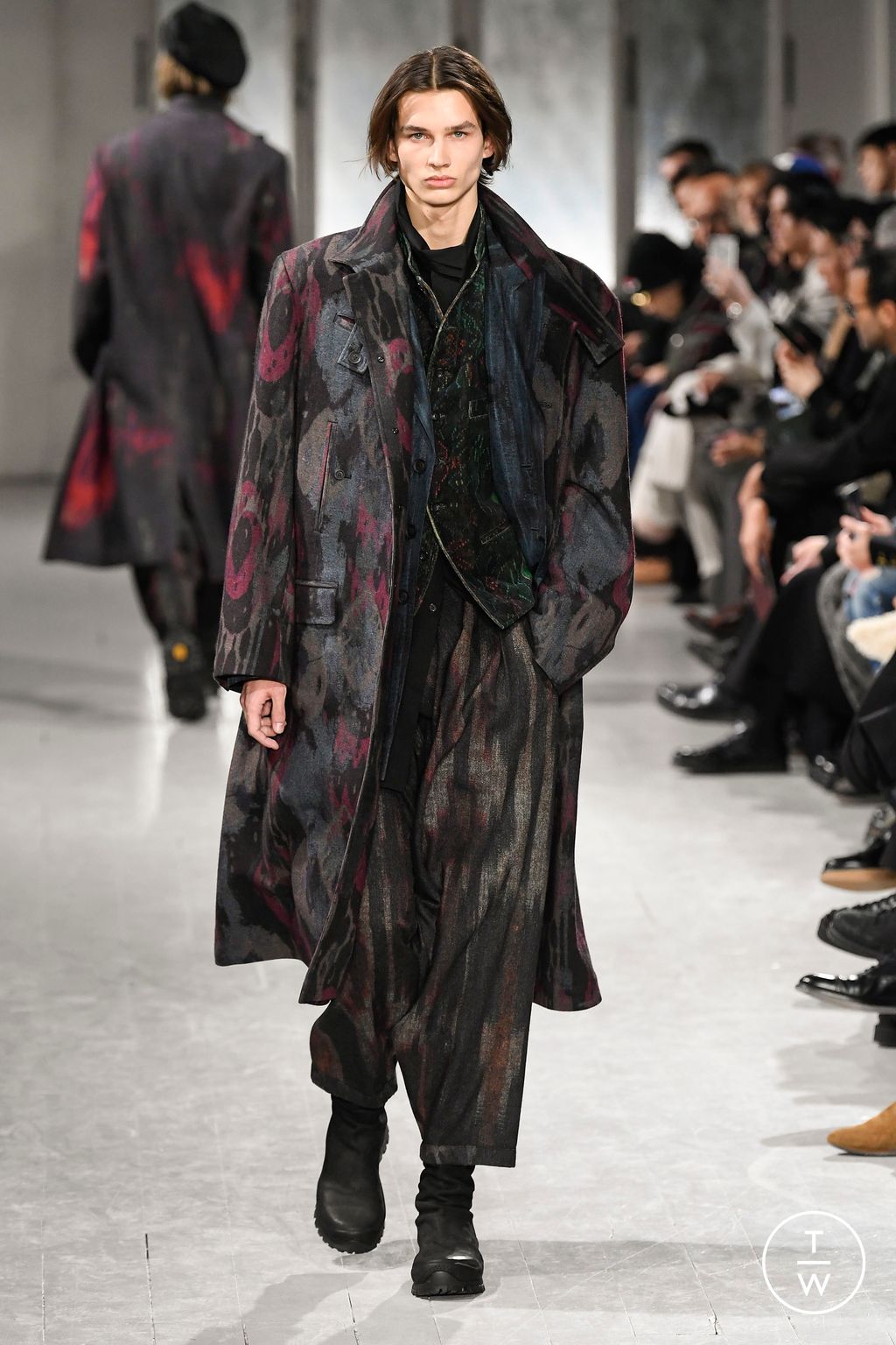 Fashion Week Paris Fall/Winter 2023 look 2 from the Yohji Yamamoto collection menswear