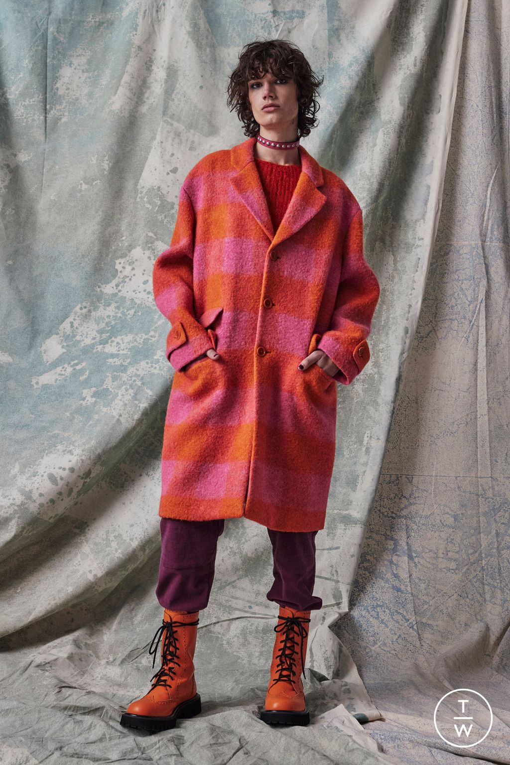 Fashion Week Milan Pre-Fall 2023 look 29 from the Moschino collection menswear