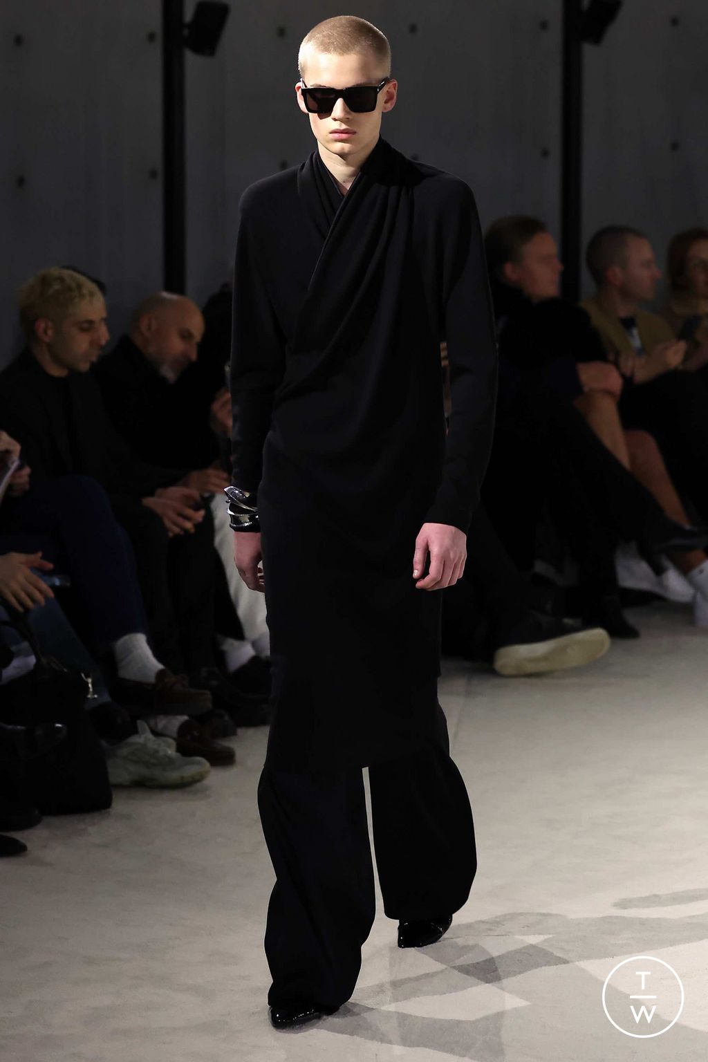Fashion Week Paris Fall/Winter 2023 look 18 from the Saint Laurent collection 男装