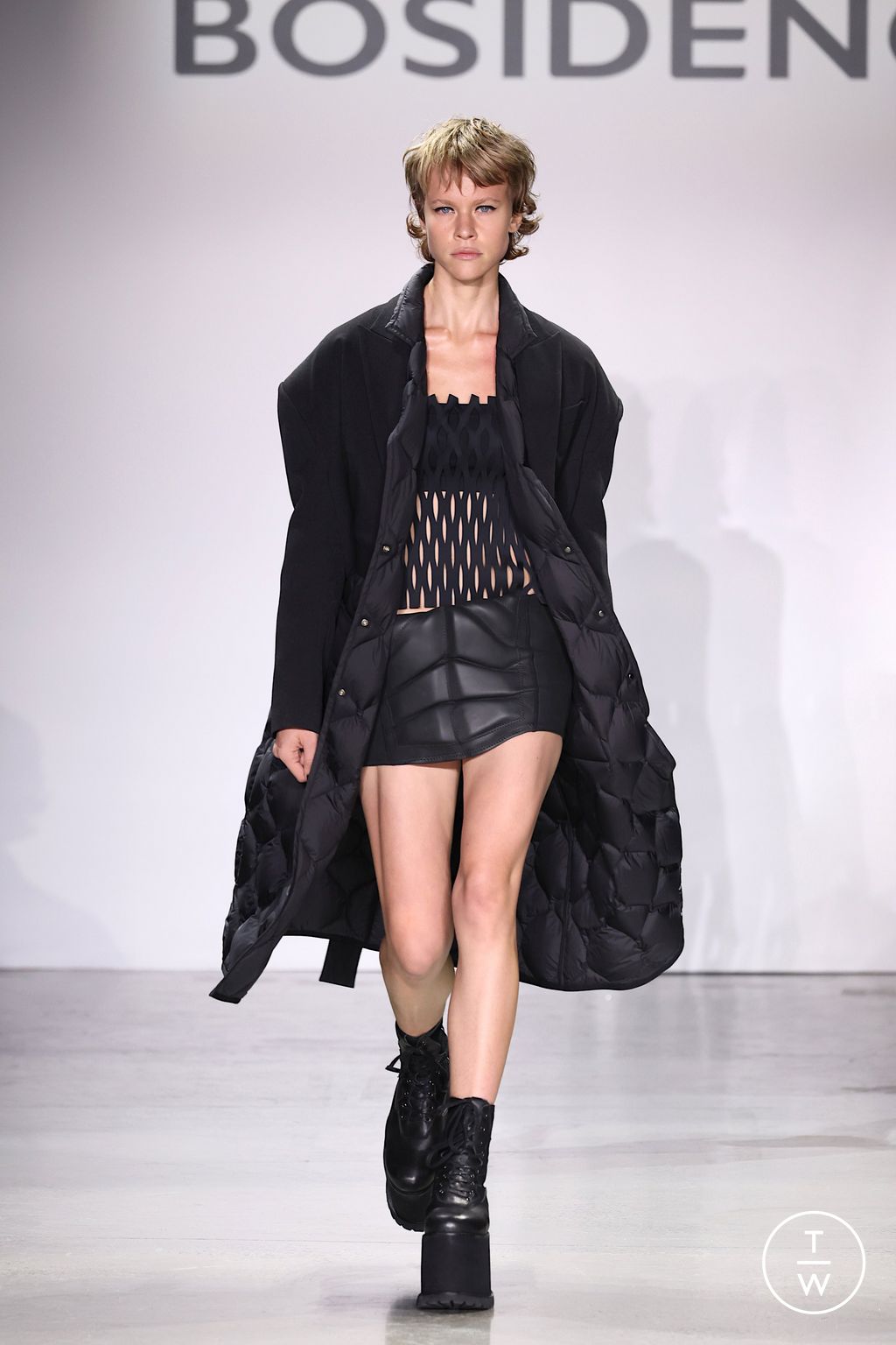 Fashion Week New York Spring/Summer 2023 look 33 from the Bosideng collection 女装