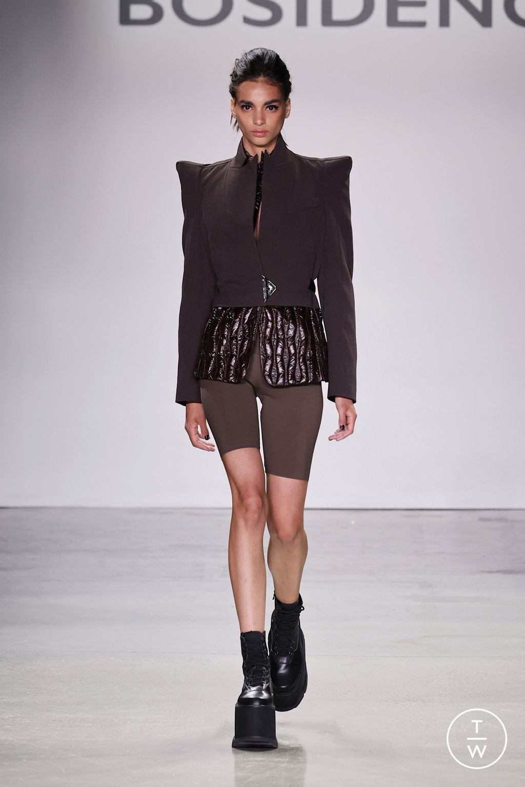 Fashion Week New York Spring/Summer 2023 look 31 from the Bosideng collection 女装