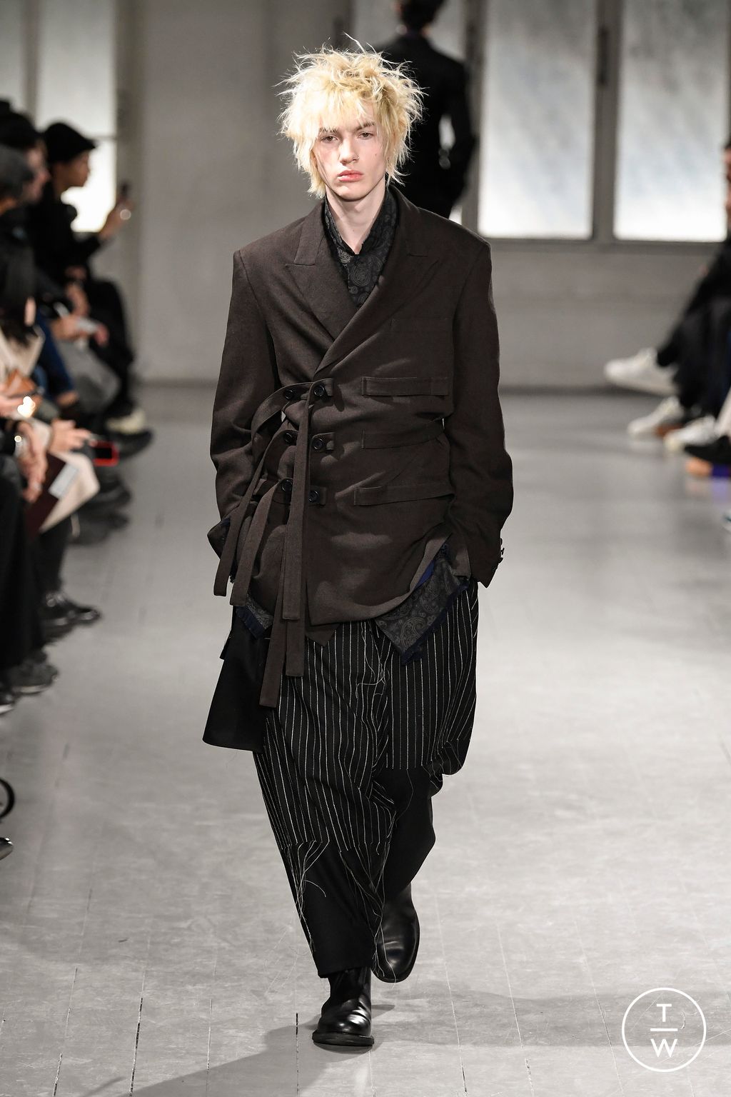 Fashion Week Paris Fall/Winter 2023 look 19 de la collection Yohji Yamamoto menswear