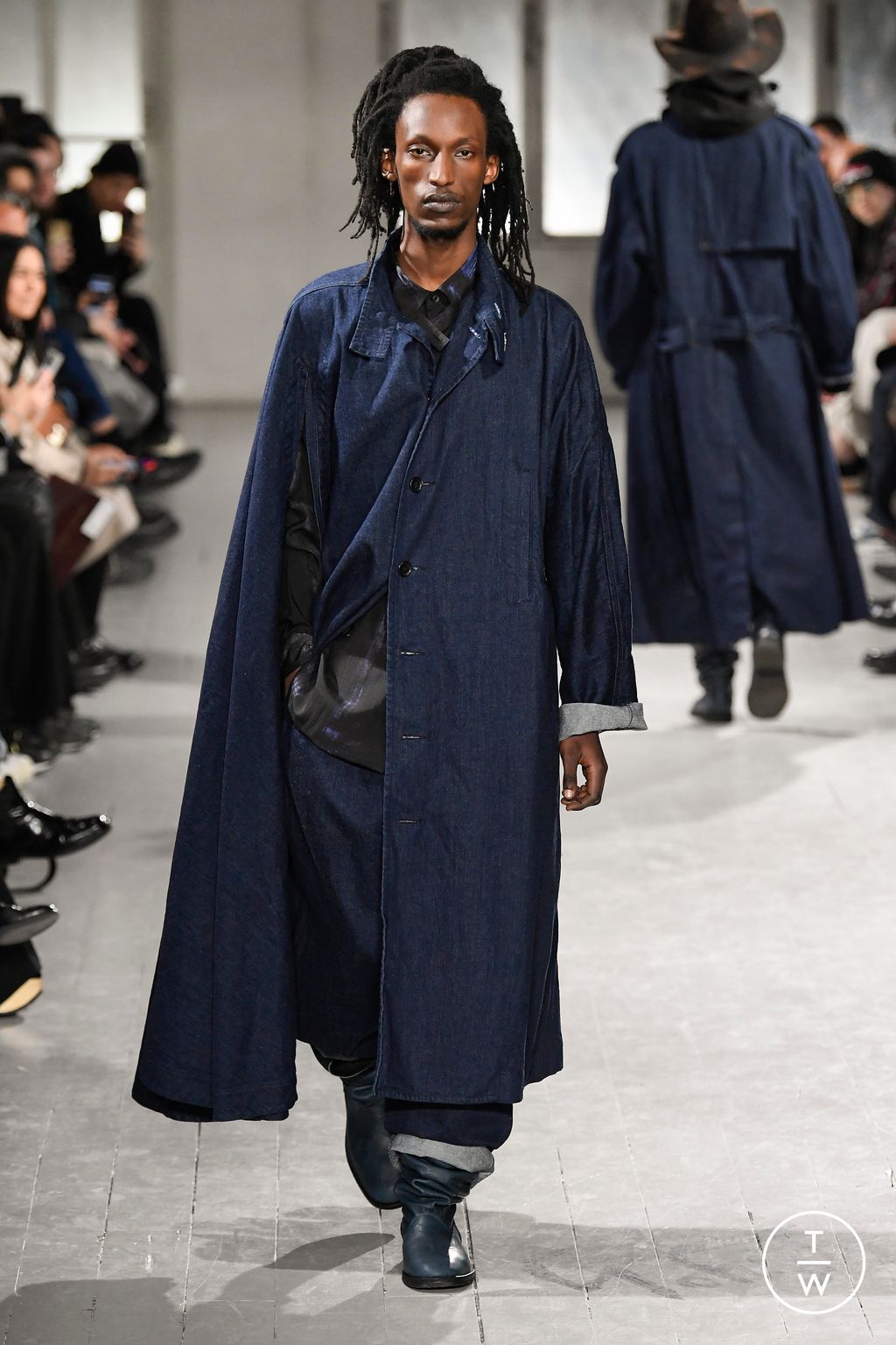 Fashion Week Paris Fall/Winter 2023 look 24 from the Yohji Yamamoto collection menswear