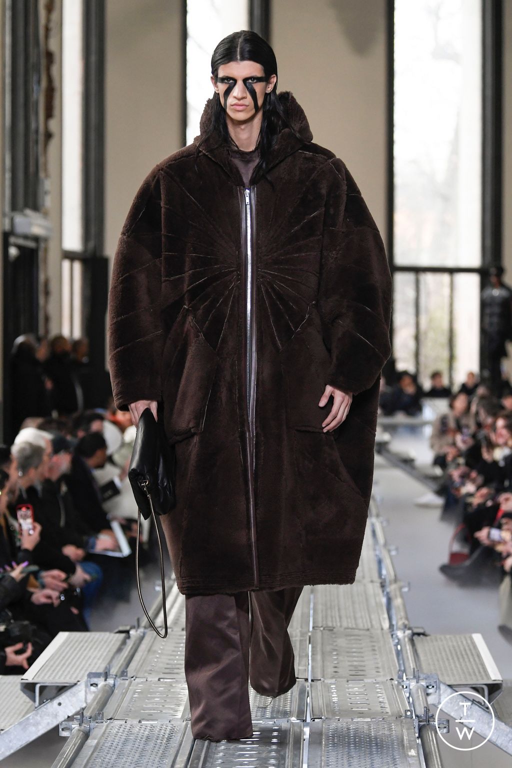 Fashion Week Paris Fall/Winter 2023 look 21 from the Rick Owens collection menswear
