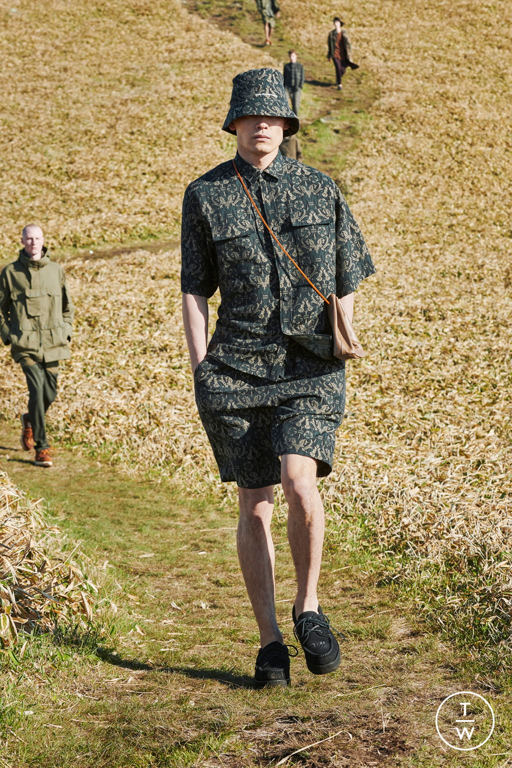 Fashion Week Paris Spring/Summer 2022 look 2 from the White Mountaineering collection 男装
