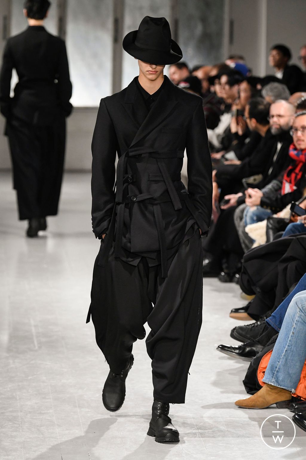 Fashion Week Paris Fall/Winter 2023 look 11 from the Yohji Yamamoto collection menswear