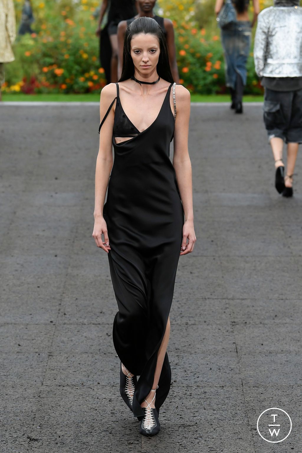 Fashion Week Paris Spring/Summer 2023 look 48 from the Givenchy collection 女装