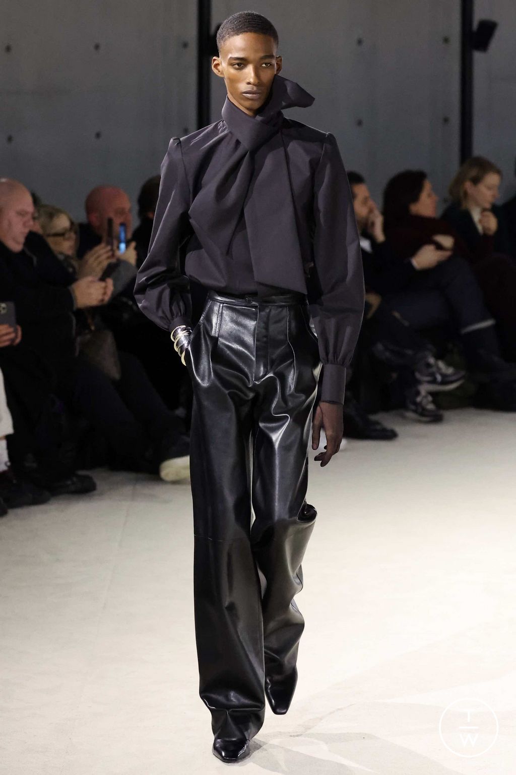 Fashion Week Paris Fall/Winter 2023 look 2 from the Saint Laurent collection 男装