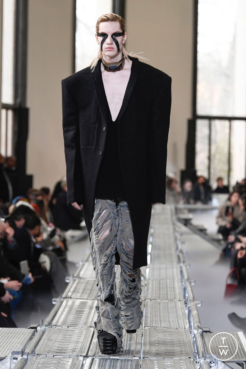 Fashion Week Paris Fall/Winter 2023 look 43 from the Rick Owens collection menswear