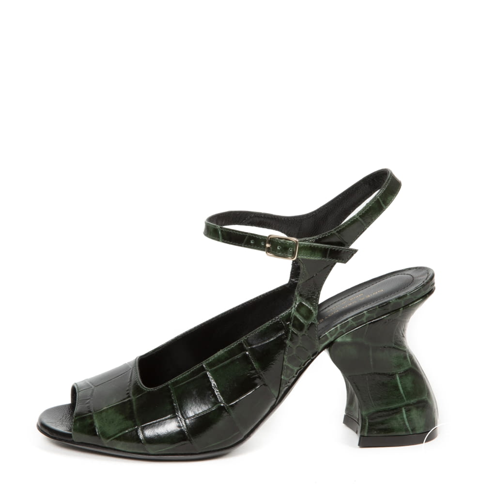 Fashion Week Paris Fall/Winter 2018 look 158 from the Dries Van Noten collection womenswear accessories