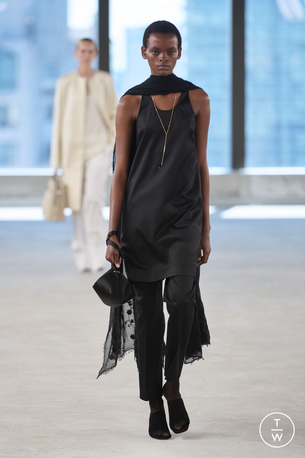 Fashion Week New York Spring/Summer 2025 look 22 from the Toteme collection womenswear