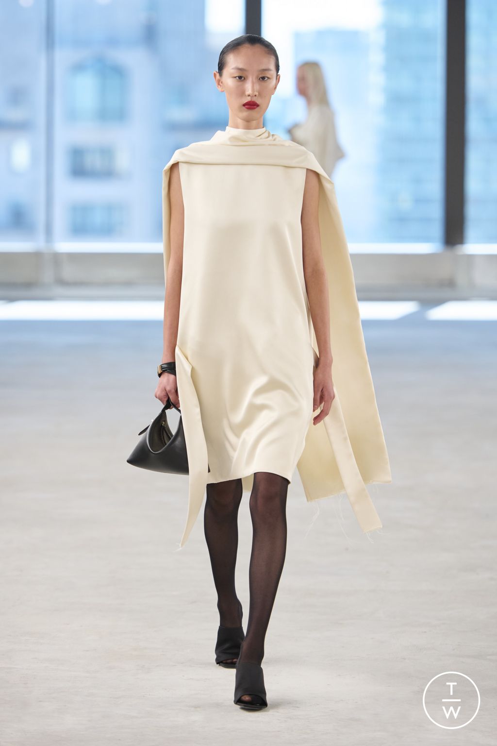 Fashion Week New York Spring/Summer 2025 look 24 de la collection Toteme womenswear