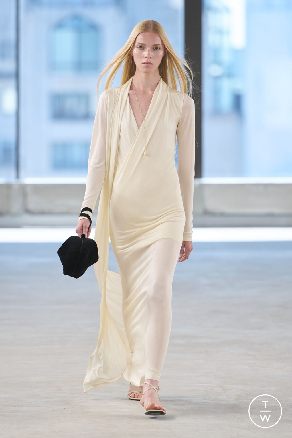 Fashion Week New York Spring/Summer 2025 look 26 from the Toteme collection womenswear