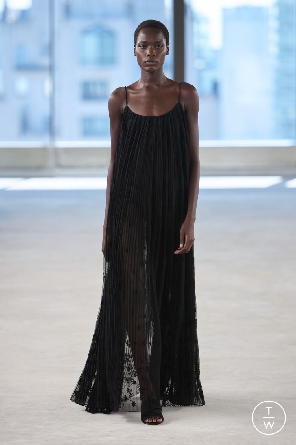 Fashion Week New York Spring/Summer 2025 look 32 de la collection Toteme womenswear