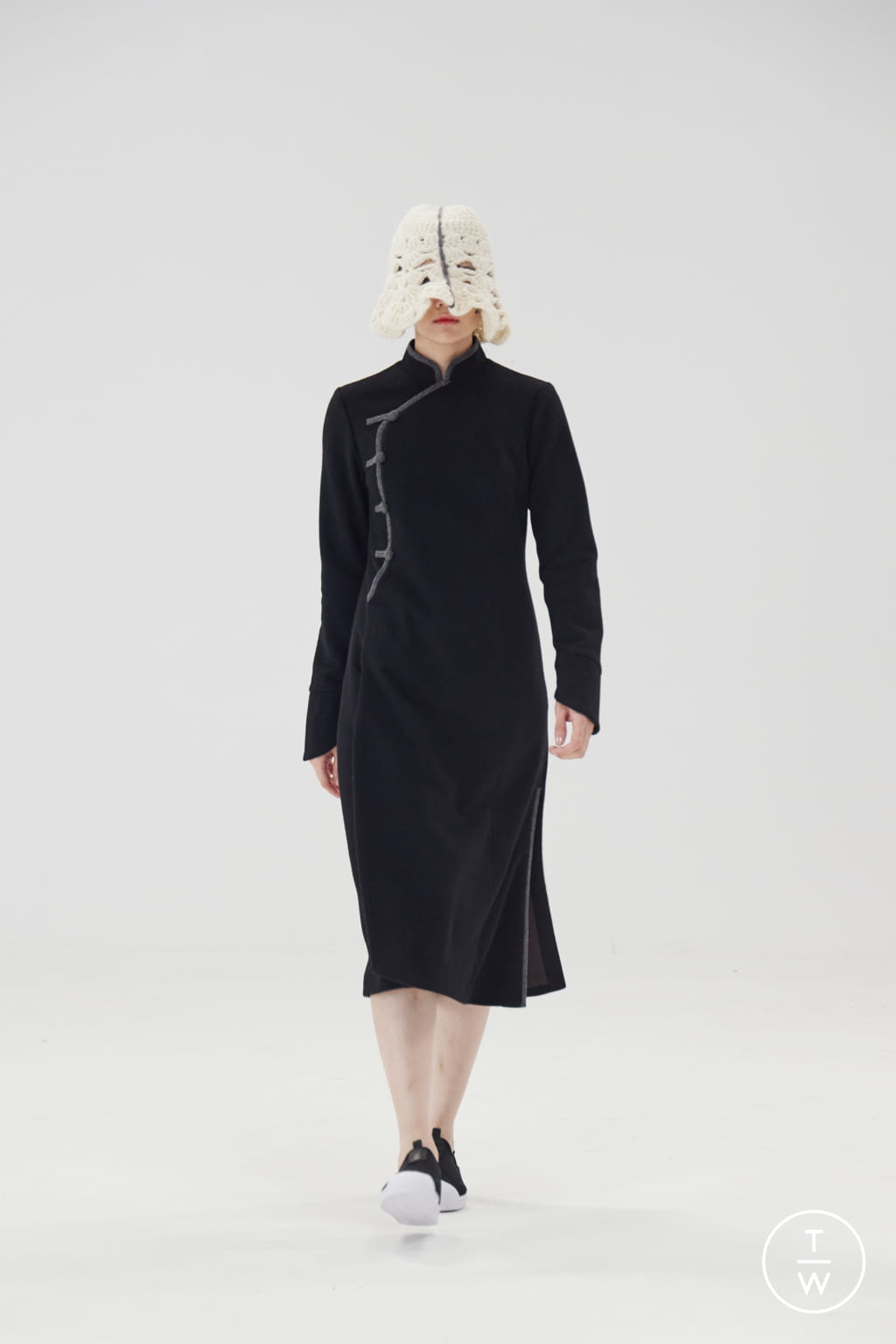 Fashion Week London Fall/Winter 2021 look 3 de la collection APUJAN womenswear