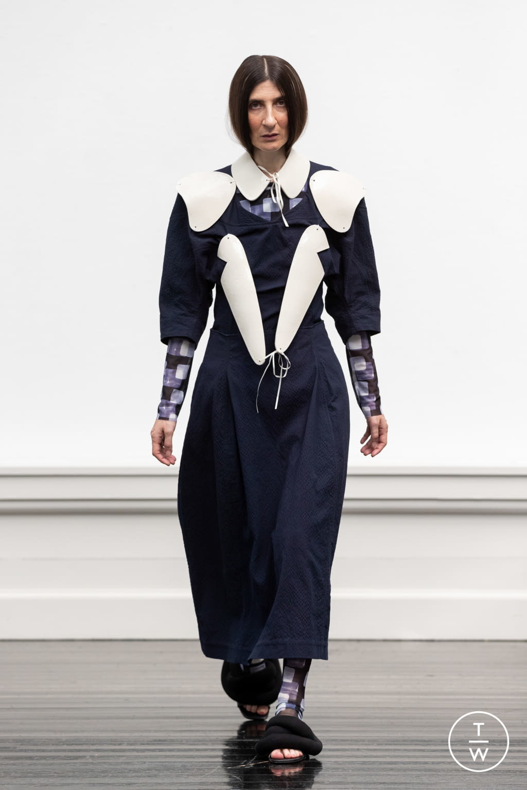 Fashion Week Paris Spring/Summer 2022 look 3 de la collection Henrik Vibskov menswear