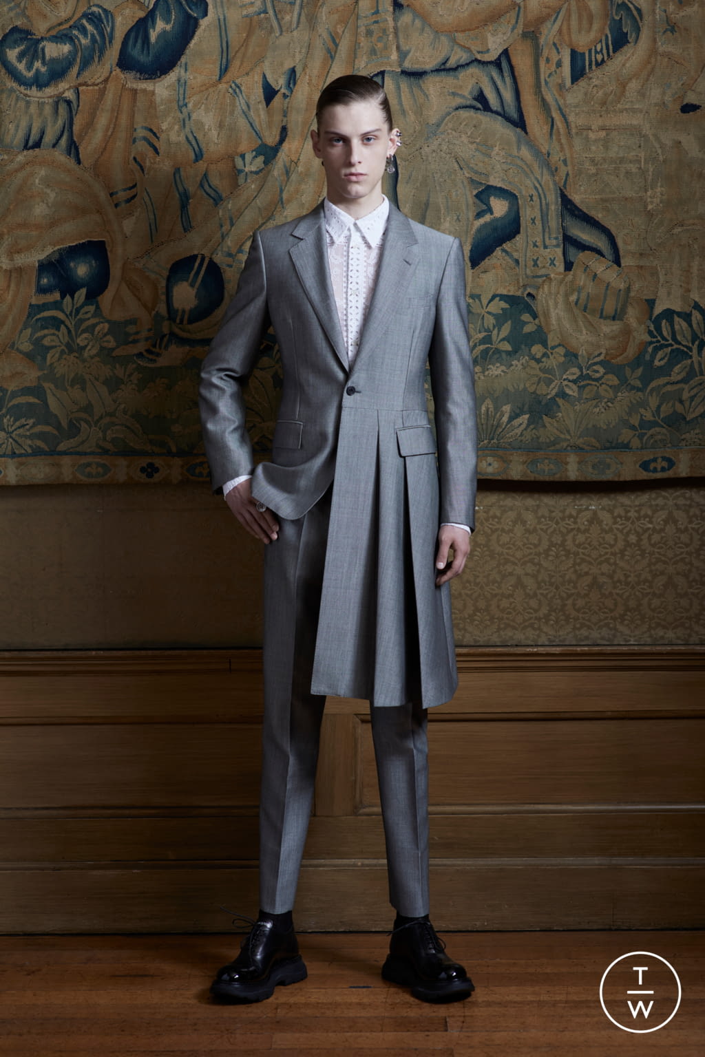 Fashion Week London Spring/Summer 2020 look 3 from the Alexander McQueen collection menswear