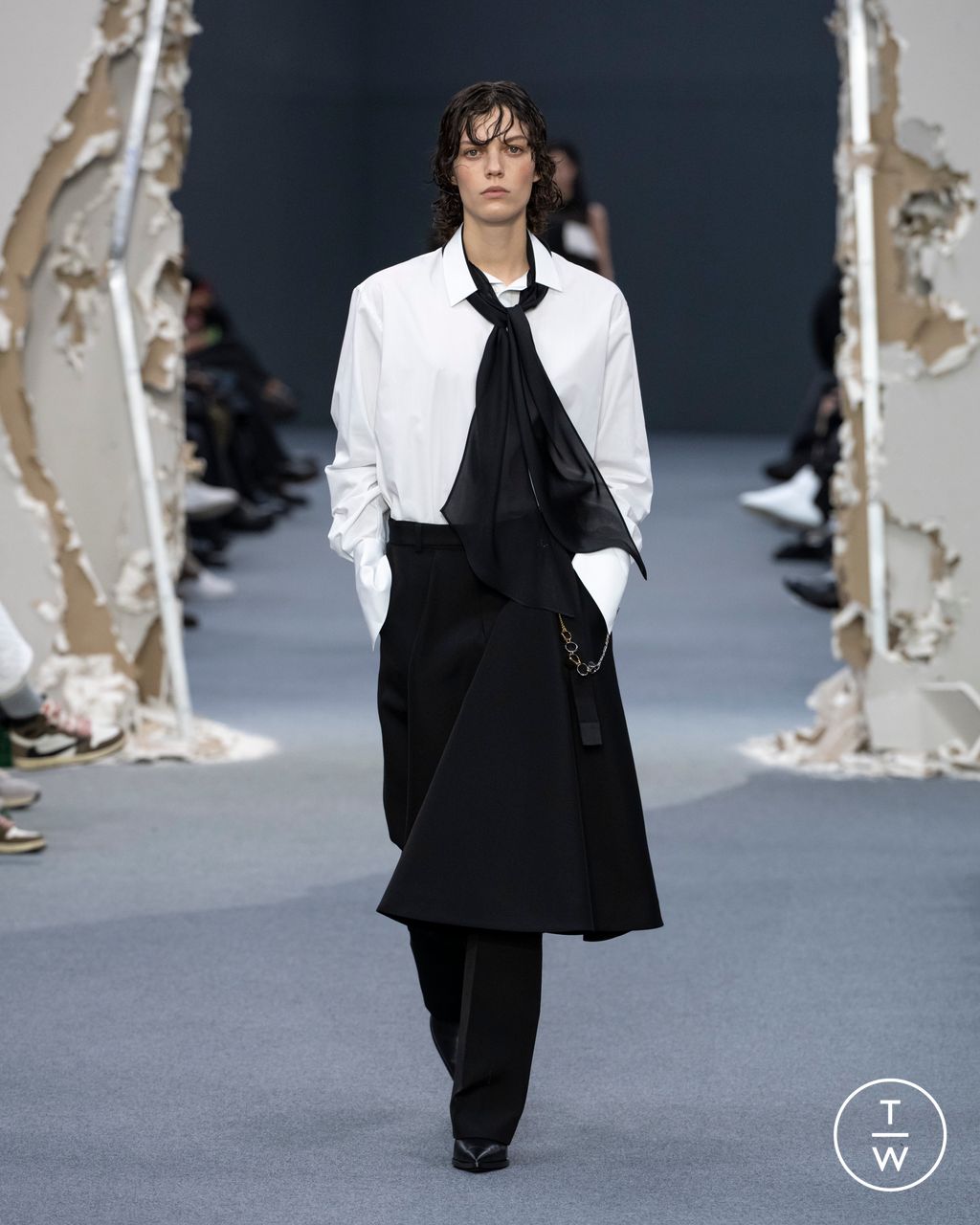 Fashion Week Paris Fall/Winter 2026 look 3 from the Sacai collection menswear