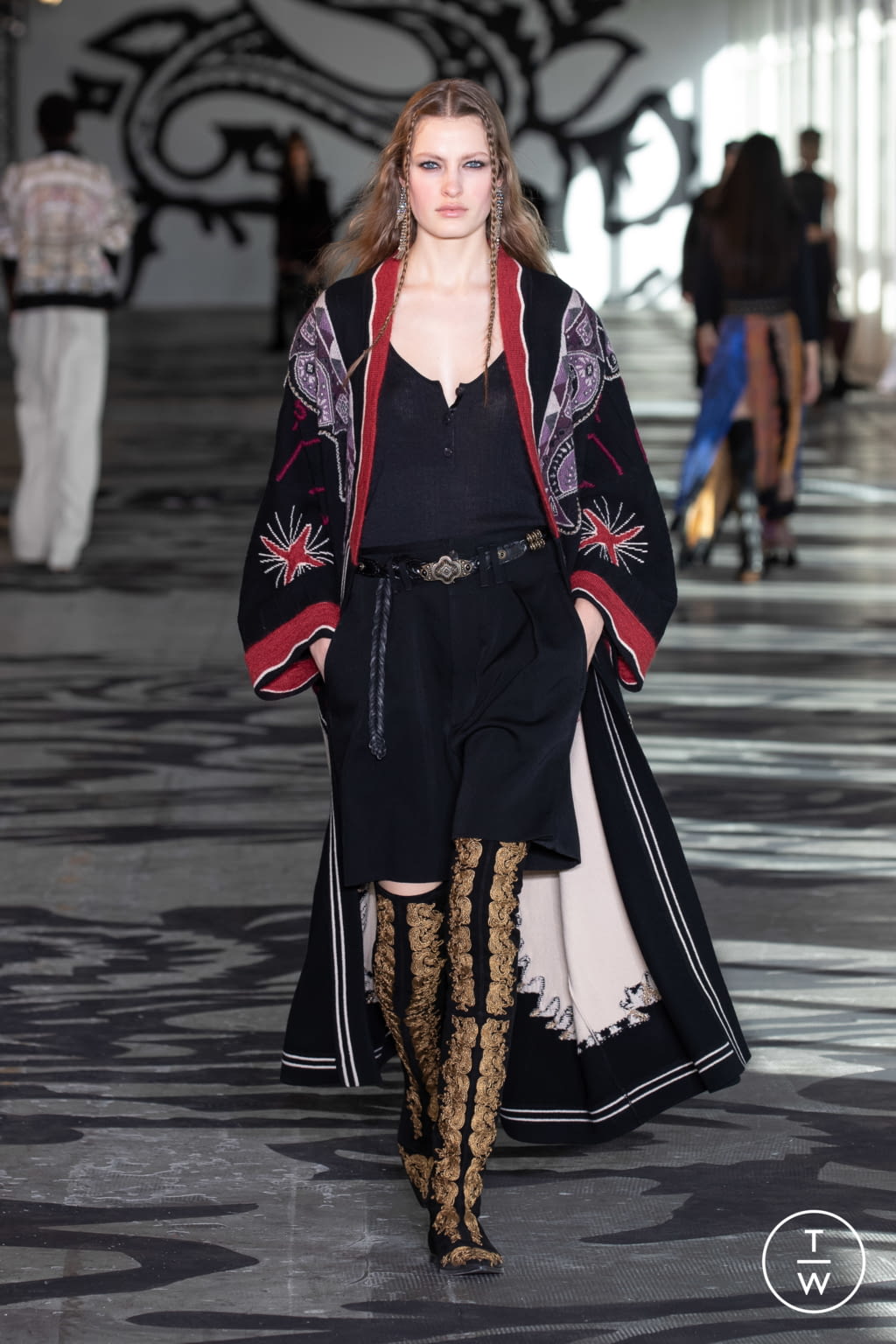 Fashion Week Milan Fall/Winter 2021 look 30 from the Etro collection 女装