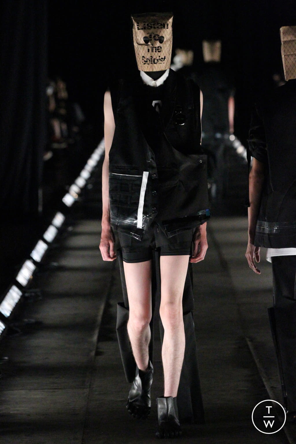 Fashion Week Paris Spring/Summer 2022 look 30 from the Takahiromiyashita The Soloist collection 女装