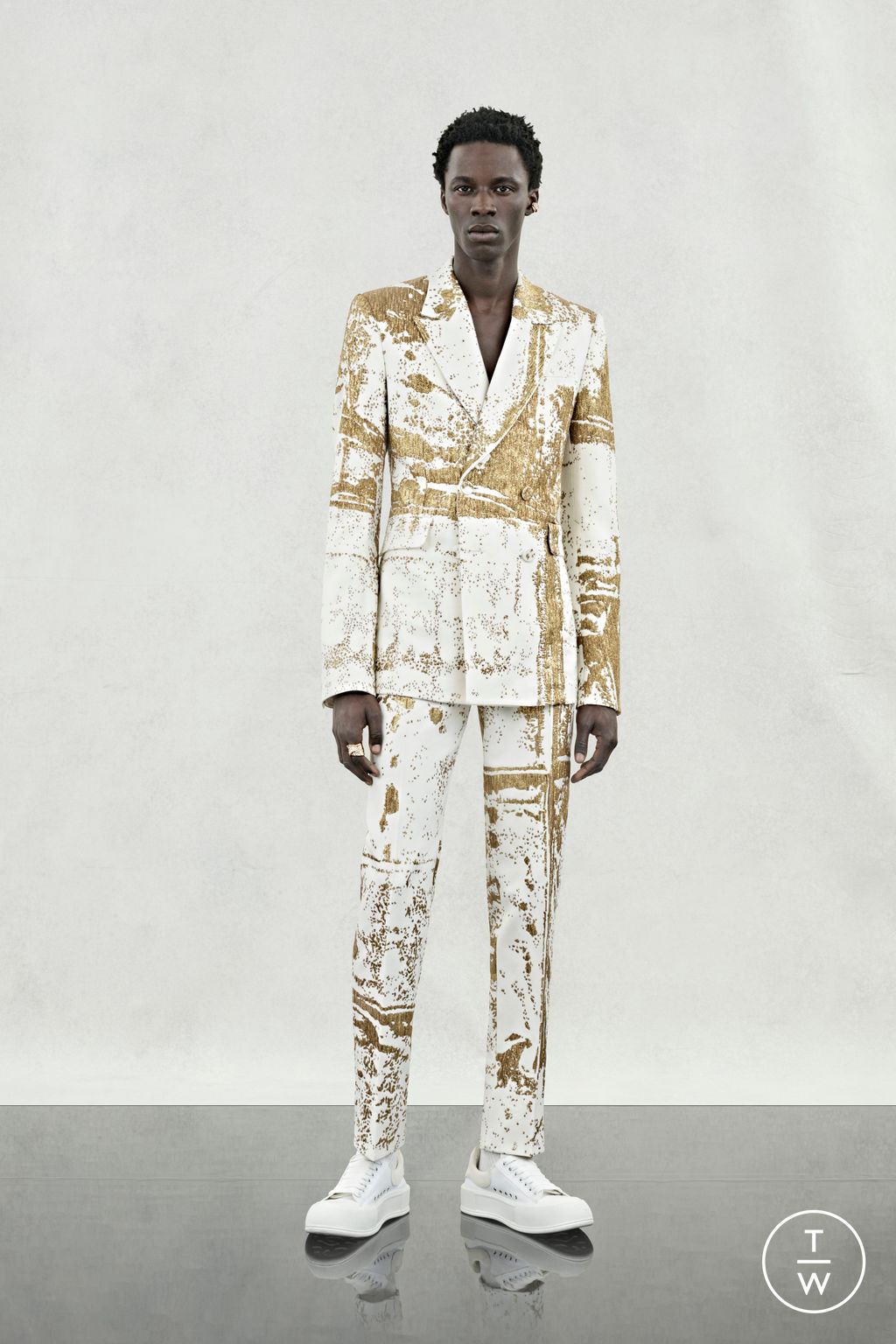 Fashion Week London Spring/Summer 2024 look 38 from the Alexander McQueen collection 男装