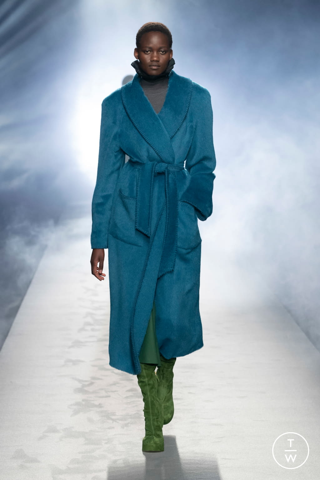 Fashion Week Milan Fall/Winter 2021 look 30 from the Alberta Ferretti collection 女装