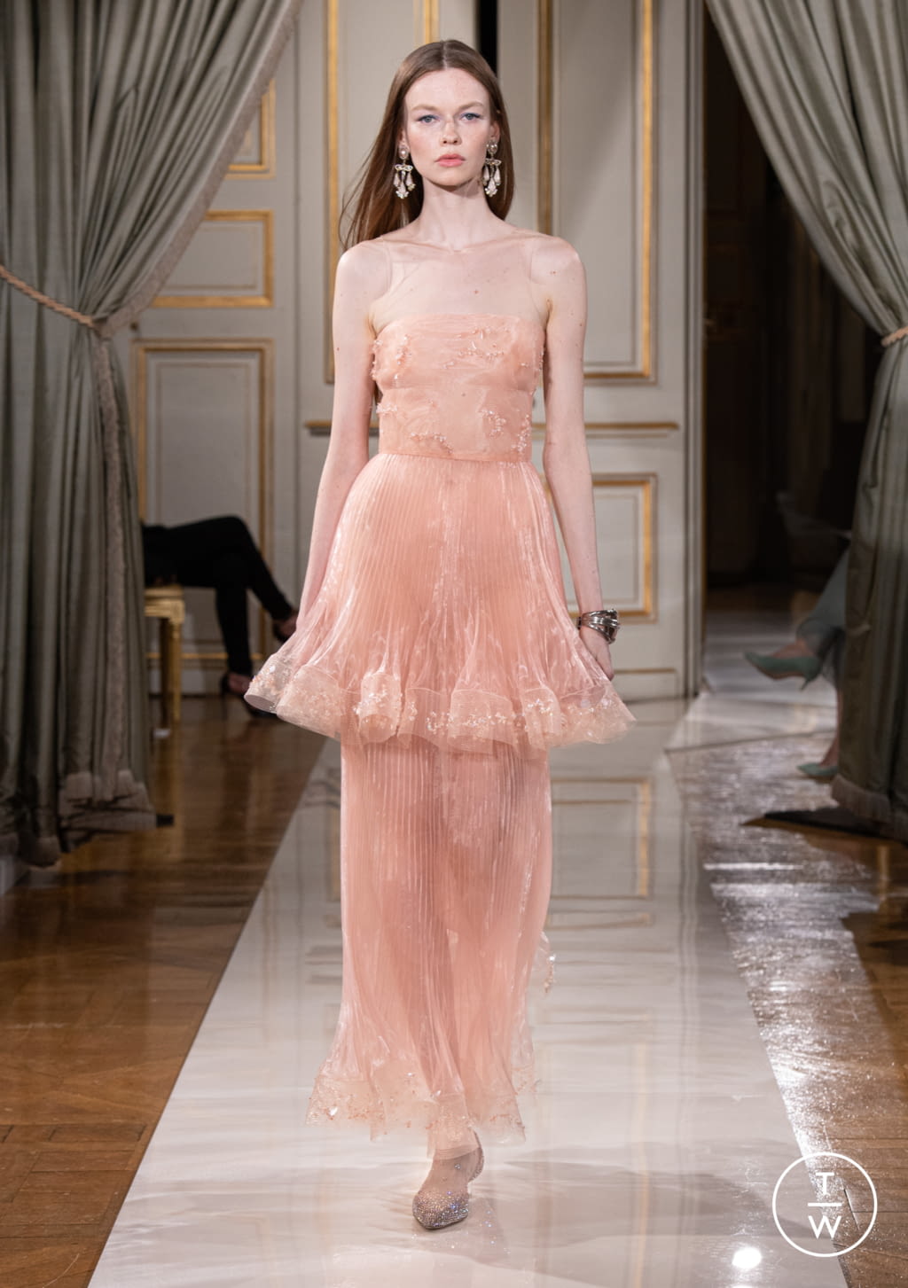 Fashion Week Paris Fall/Winter 2021 look 30 from the Giorgio Armani Privé collection couture
