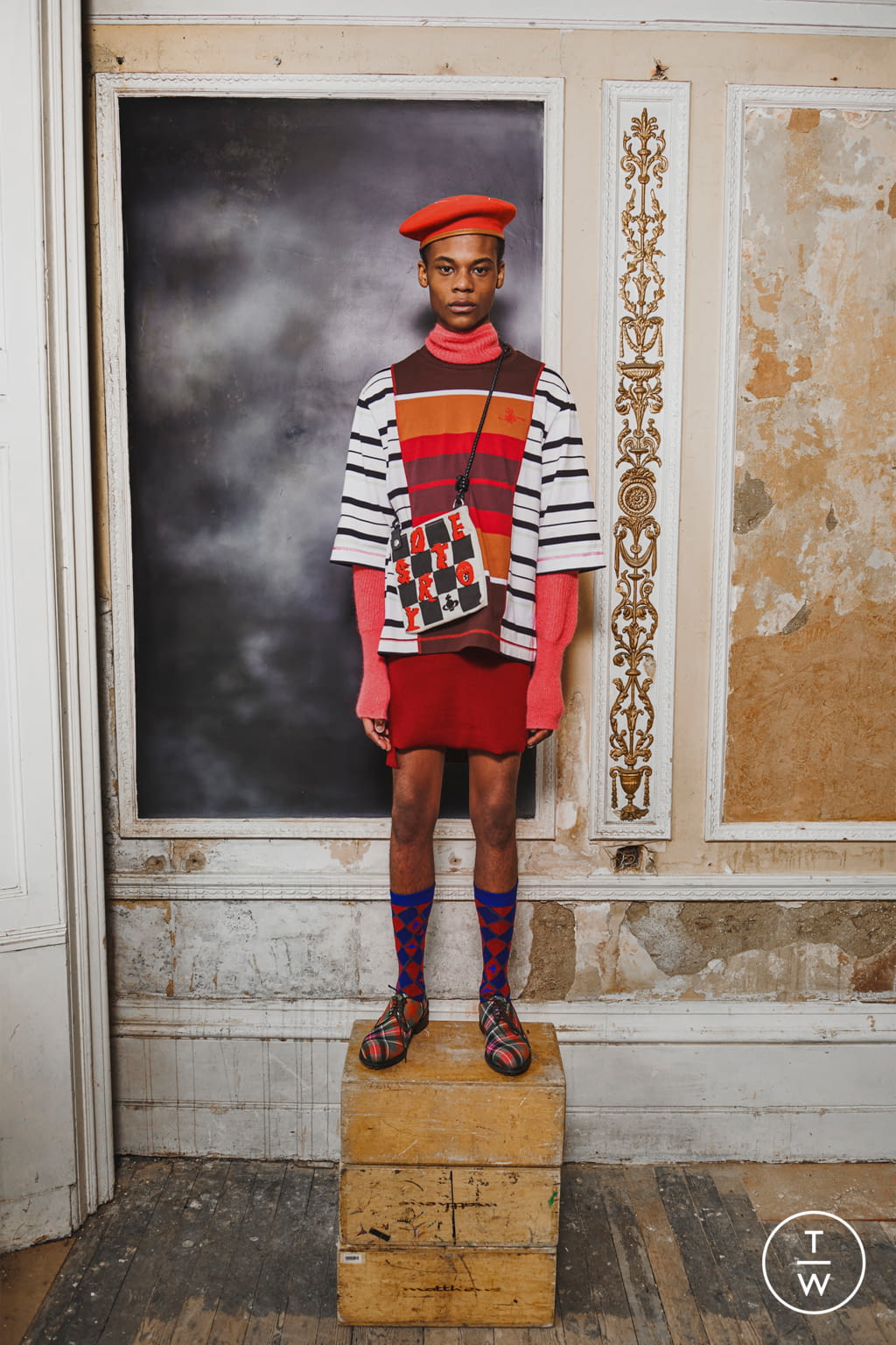 Fashion Week London Fall/Winter 2021 look 30 from the Vivienne Westwood collection womenswear