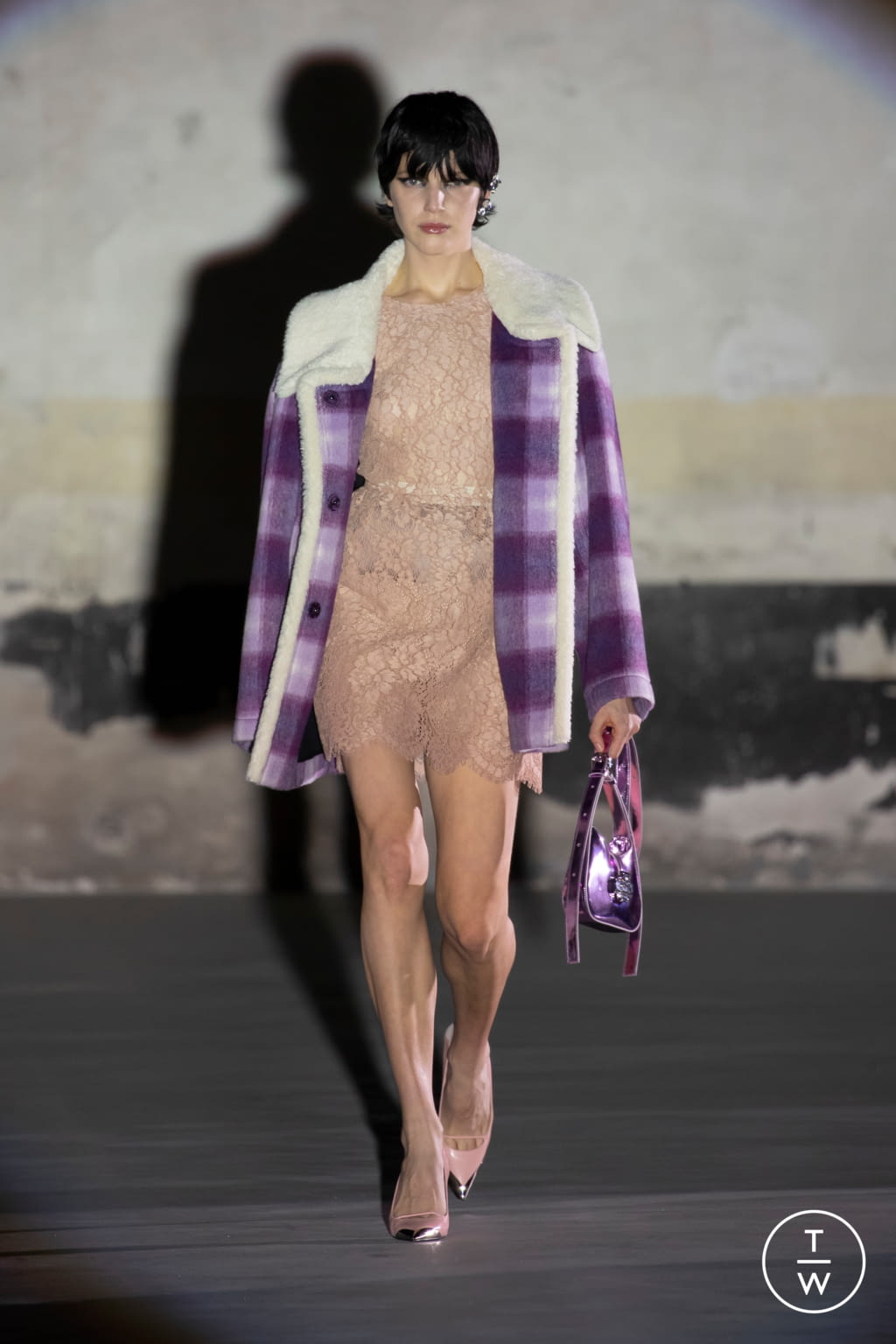 Fashion Week Milan Fall/Winter 2021 look 30 from the N°21 collection 女装