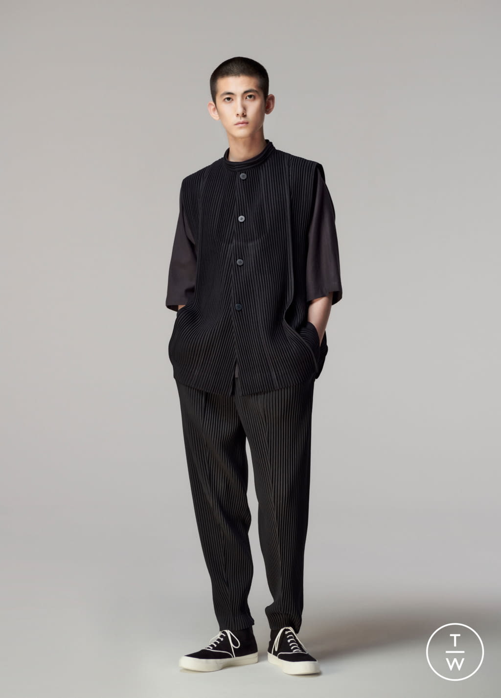 Fashion Week Paris Spring/Summer 2021 look 29 from the HOMME PLISSÉ ISSEY MIYAKE collection menswear