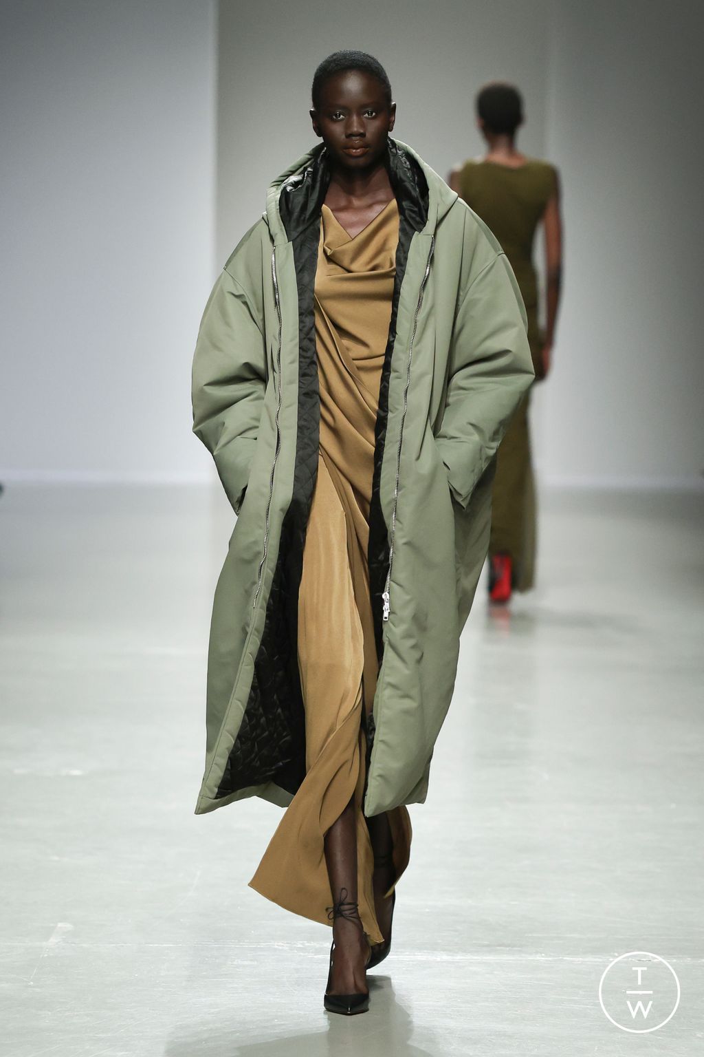 Fashion Week Paris Fall/Winter 2025 look 30 from the Atlein collection 女装