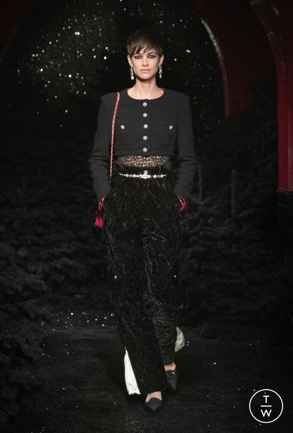 Fashion Week Paris Fall/Winter 2021 look 30 from the Chanel collection 女装