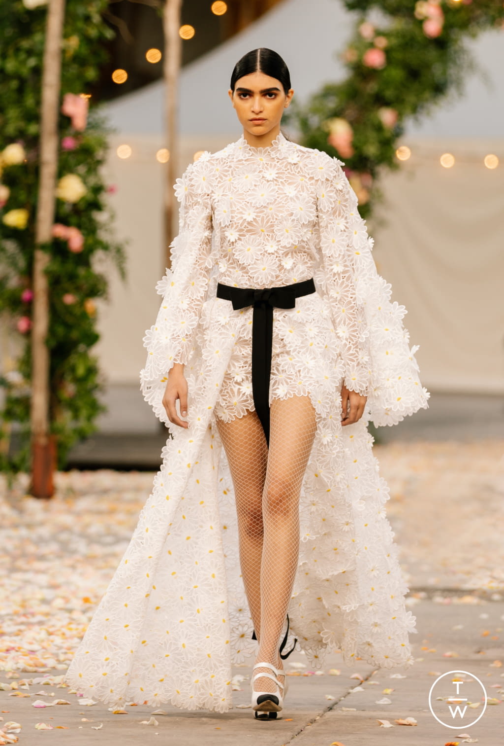 Fashion Week Paris Spring/Summer 2021 look 30 from the Chanel collection couture